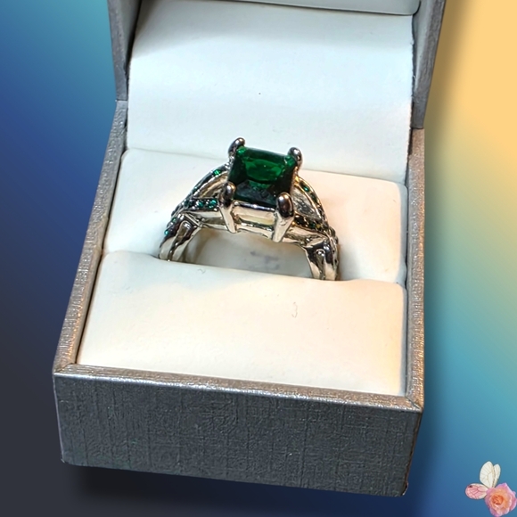 Jewelry - Vintage Silver Tone Emerald Cut Green Gemstone Ring Size 8 556